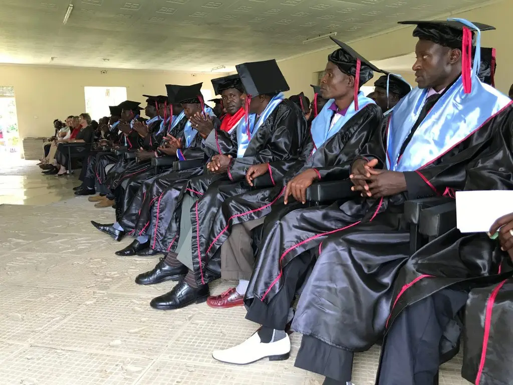 Studenten in toga's tijdens een diploma-uitreiking