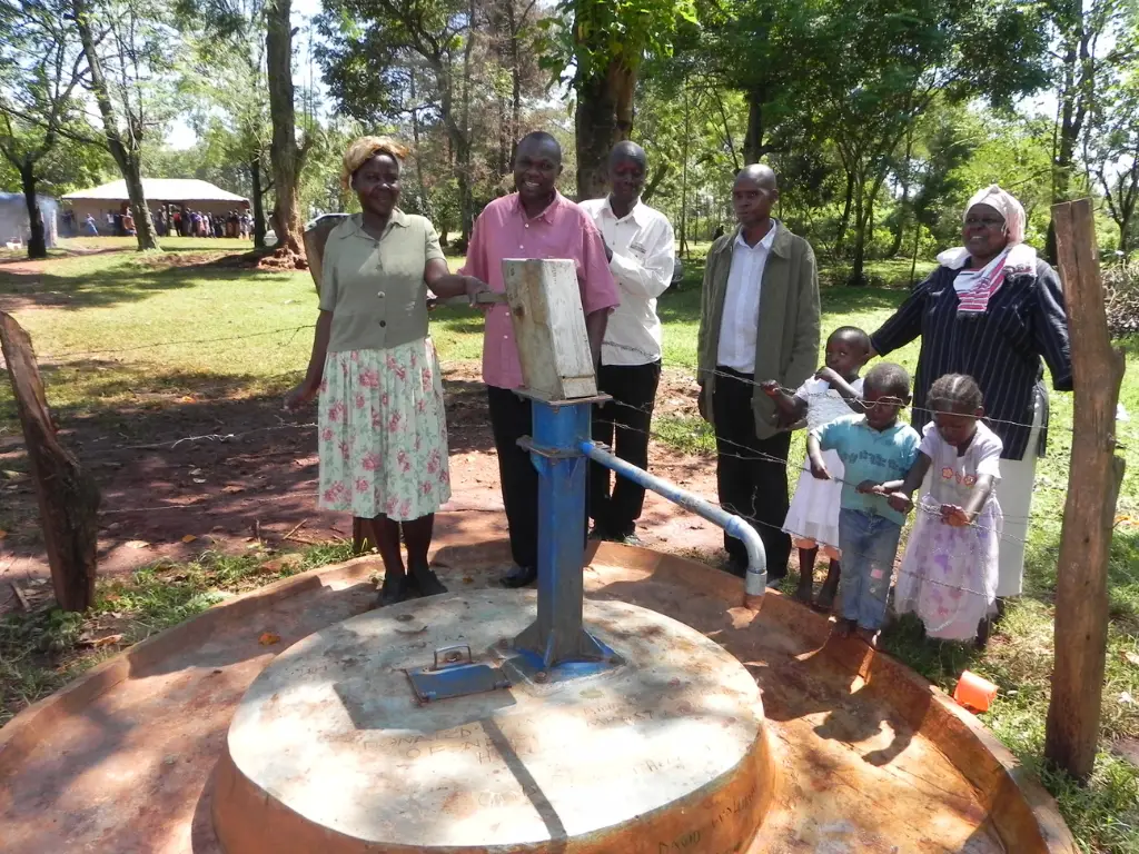 Gemeenschap rond een waterpomp in Kenia