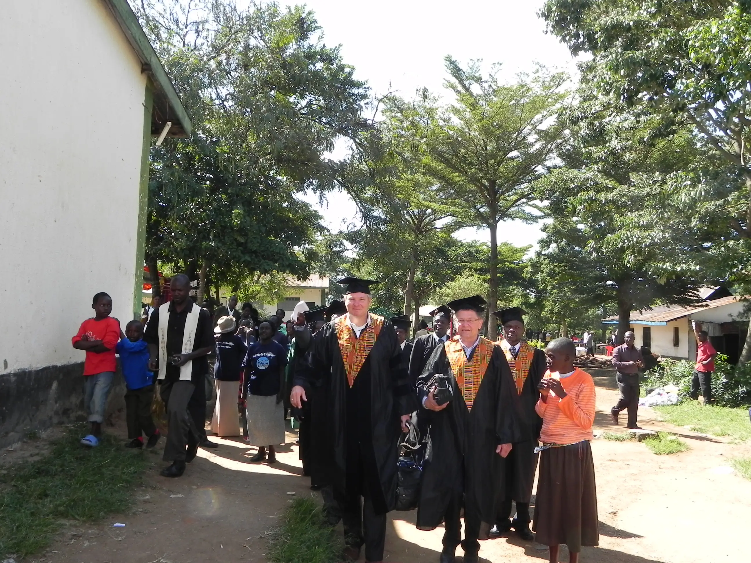Studenten in toga's bij de bijbelschool in Kenia