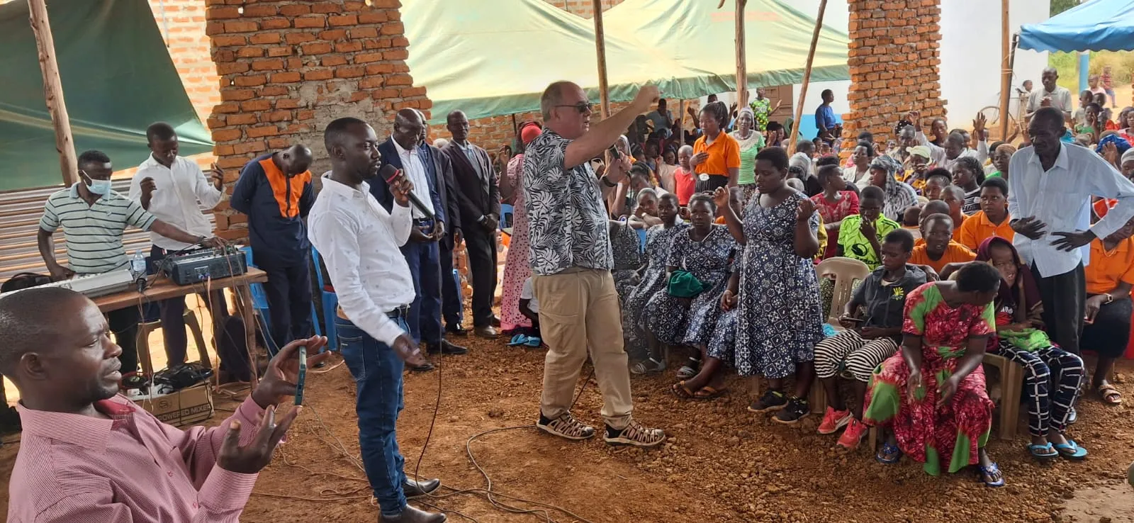 Foto bij ‘Nieuwsupdate van 8 februari – Op de terugweg uit Entebbe: massale bekeringen en genezingen zetten door’