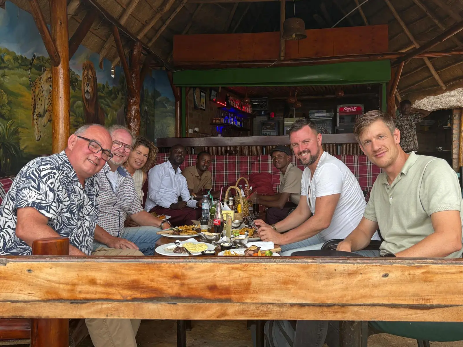 Een gezelschap aan tafel in Oeganda